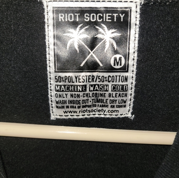 NWOT Mens Sz M Riot Society Jaws Sweater Graphic Sweatshirt - Picture 3 of 5